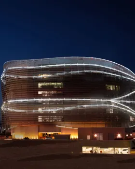 Linea Light Group 打造 Omantel 总部办公建筑，融入当地传统元素