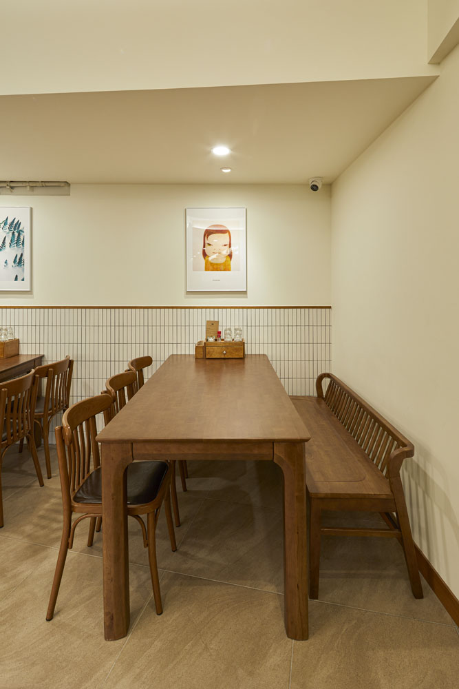 30 平米日式料理店，极简风格打造温馨美食空间-10