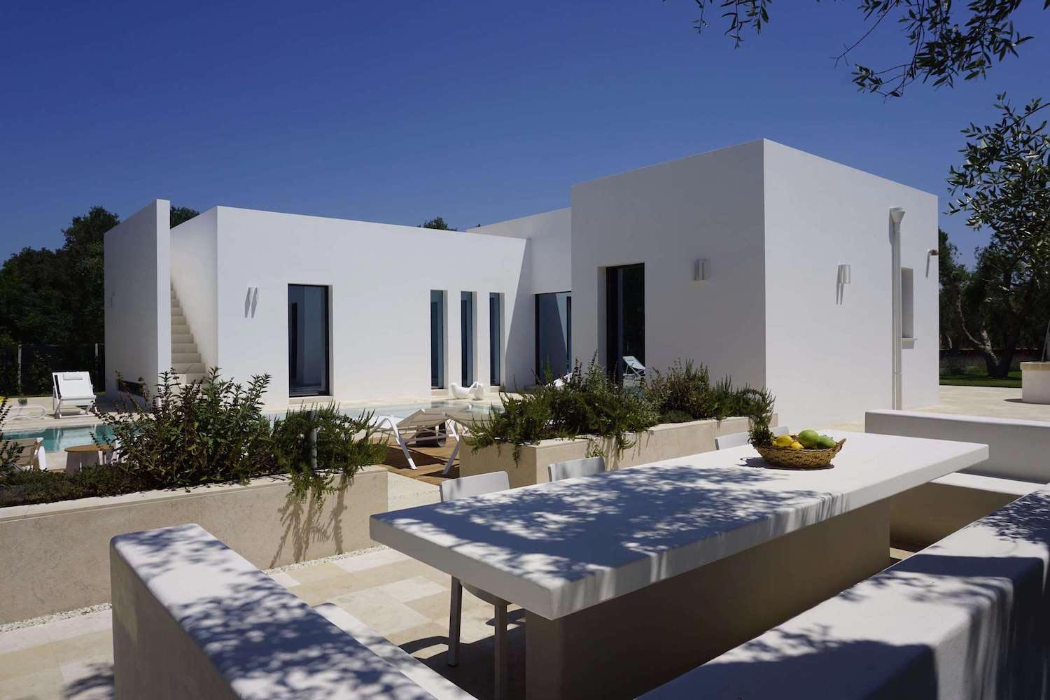 Casa Pinto is a totally white country house characterized by basic volume shapes, surrounded by the olive trees in Salento   CAANdesign  Architecture and home design blog-5