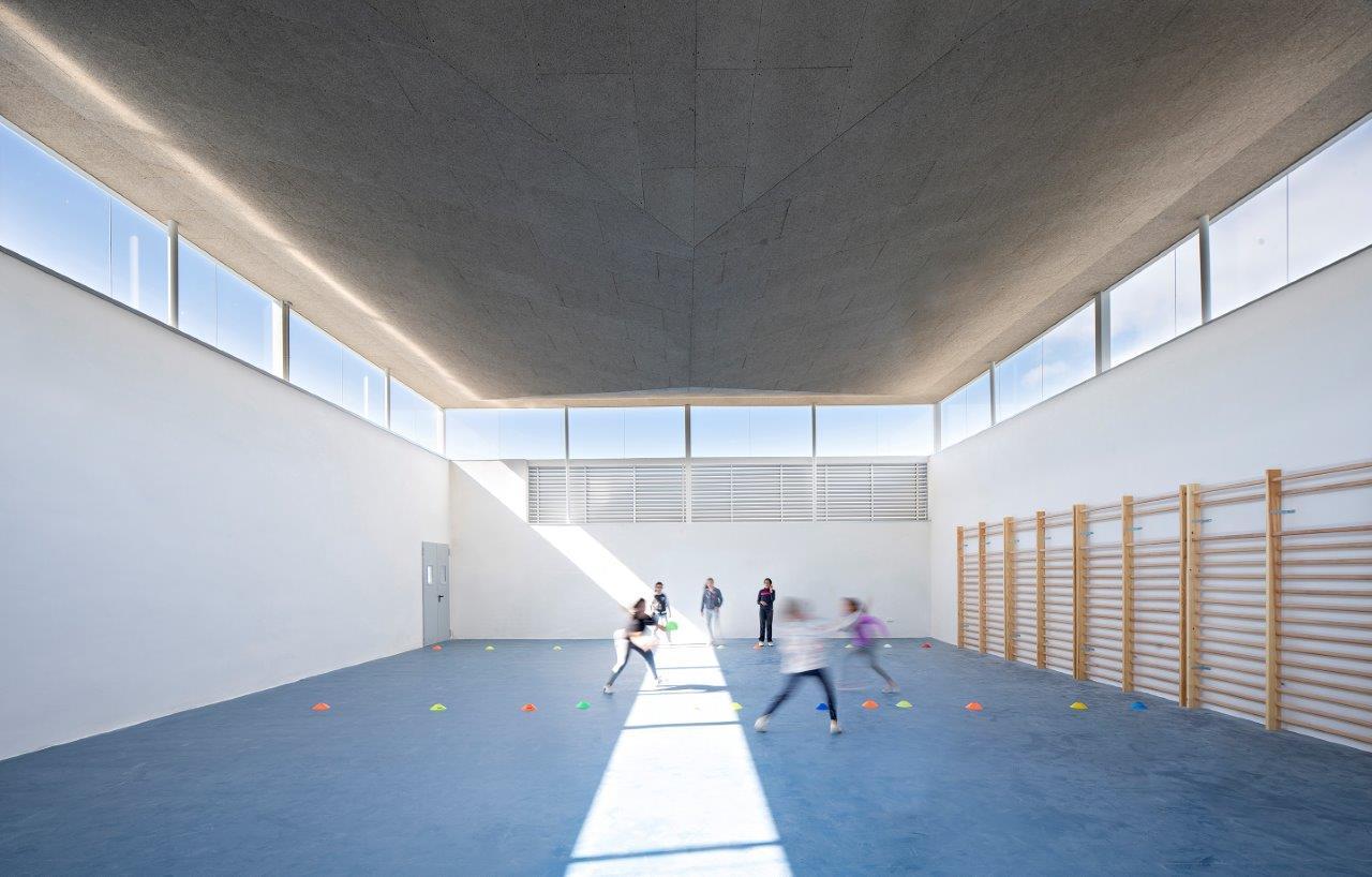 Indira Gandhi Public School · 融入地形的教育建筑-15