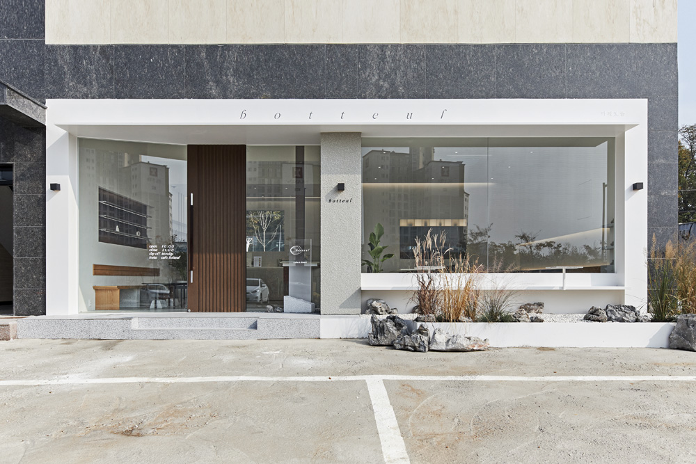 白色木纹打造宁静咖啡厅空间-2