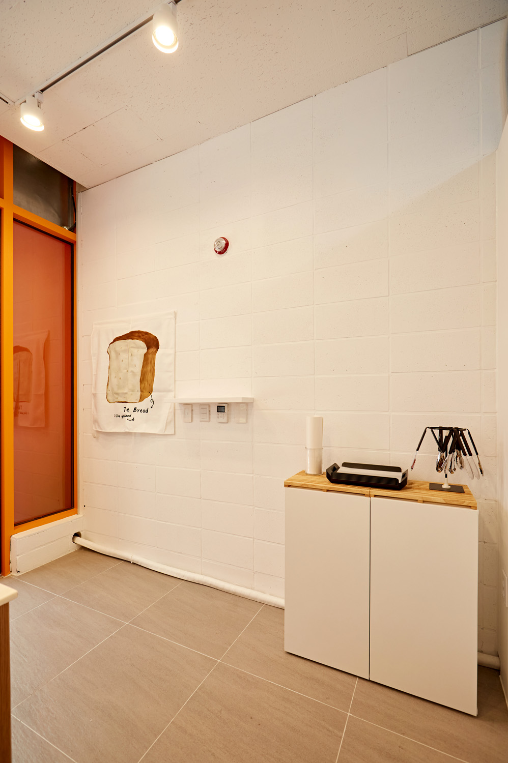 白色与木质，12 平小空间变身温馨面包店-11