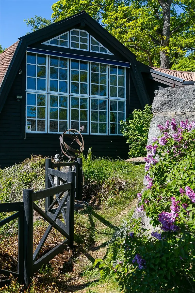 瑞典湖边百年老屋翻新，白色海洋风格度假屋-33