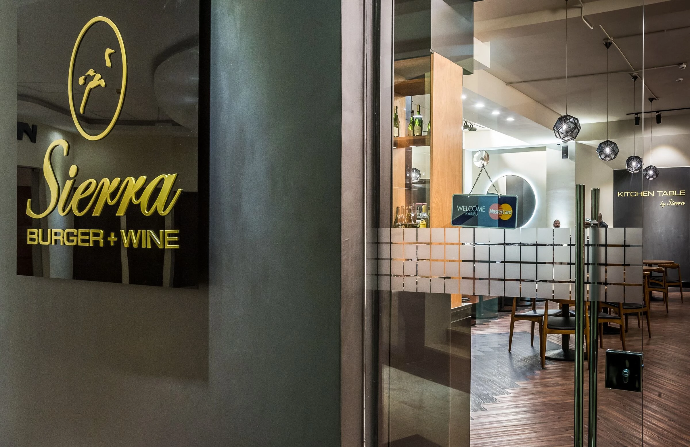 纽约风格餐厅设计，展现红砖、皮革与黑白的魅力-42