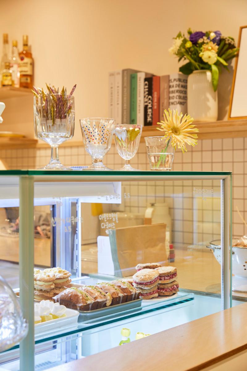 7 坪清爽白调甜品咖啡厅设计-10