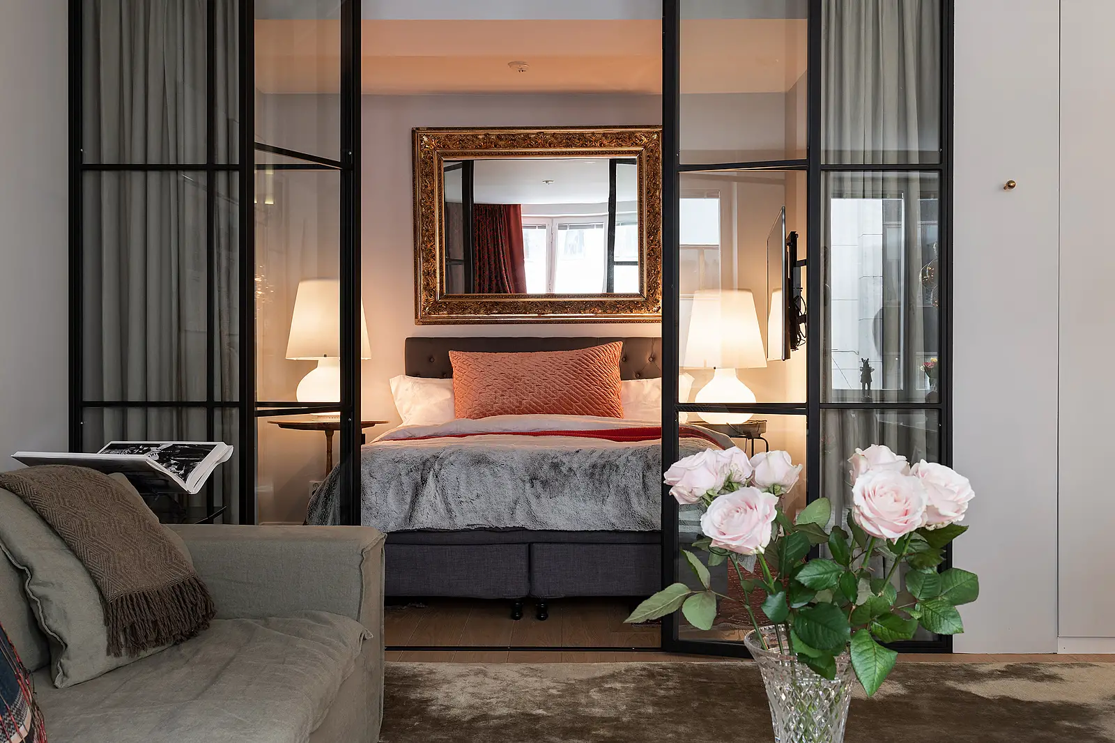 瑞典 53m2 公寓的温暖玻璃墙卧室设计-2