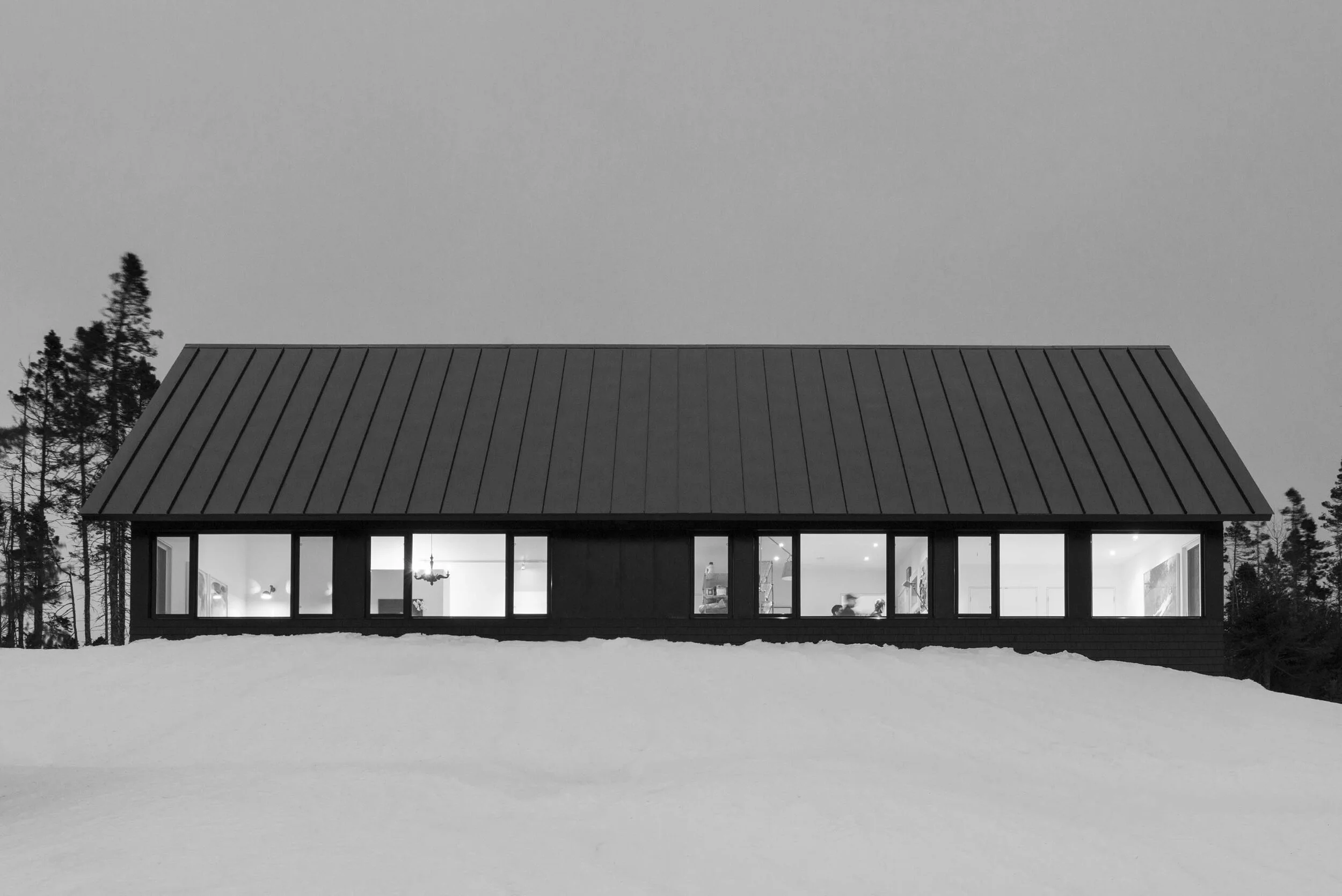 黑三角屋· OG （注：Gables常见义为三角墙 ，Black Gables可理解为有黑色三角墙之类建筑特点的地方，直译为黑三角屋 ；OG若在这里不清楚是否为某个特定品牌、名称、术语等的缩写，在无更多背景时保留） 丨加拿大丨Omar Gandhi,Peter Braithwaite-3