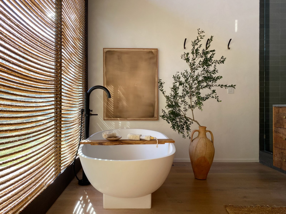 雅典娜·卡德隆的海滨卧室设计 | 自然灵感与古董的完美结合-3