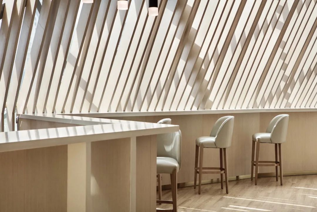 青岛协信天骄观澜售楼处 | 水光韵律的简奢空间-42