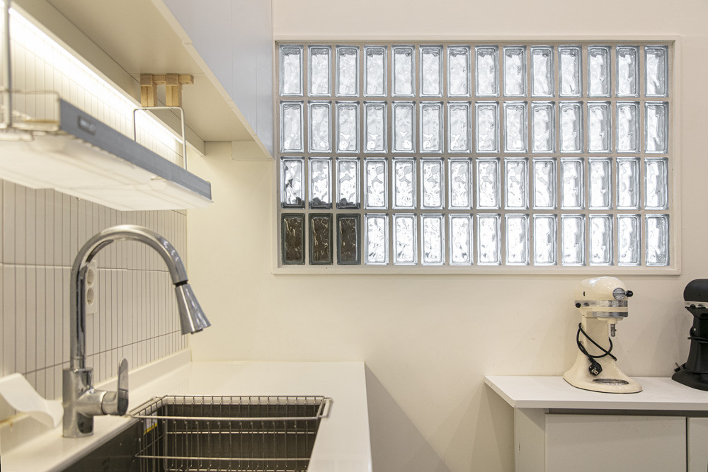 白色与木色交融，极简主义的餐厅设计-12