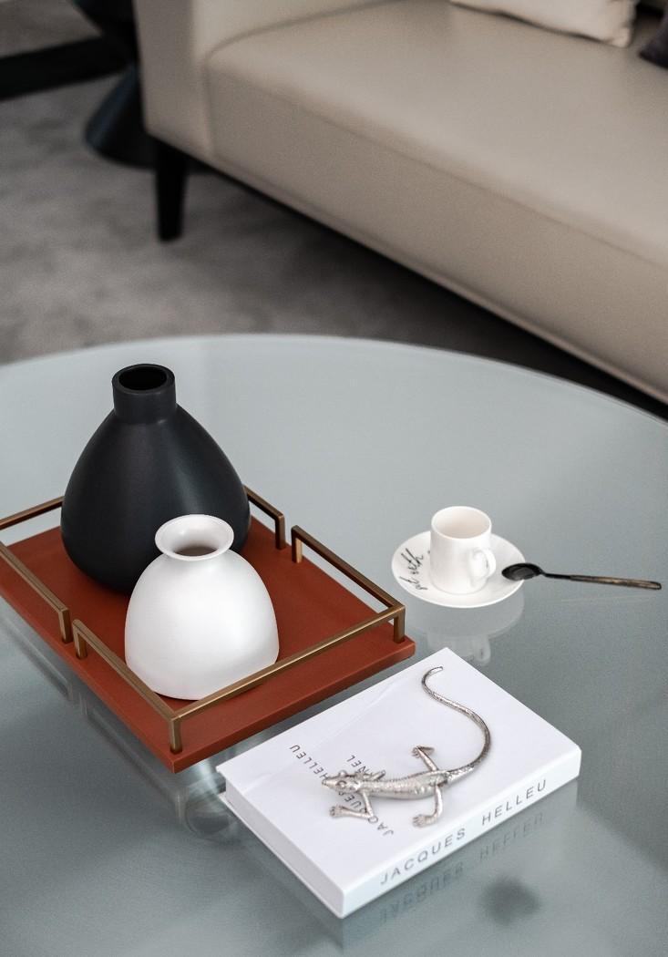 留白的艺术 | 金属与绿色的视觉韵律-11