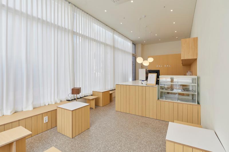 13 坪简约咖啡馆，尽显白色与木纹之美-5