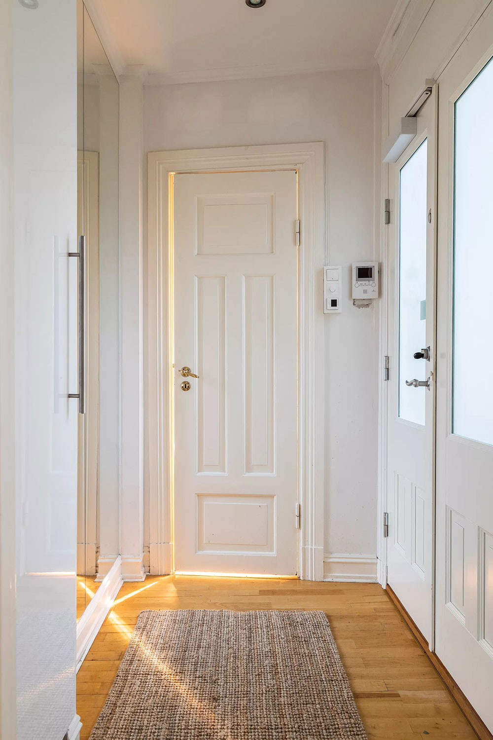 挪威首都时尚公寓,红色沙发成为点睛之笔-23