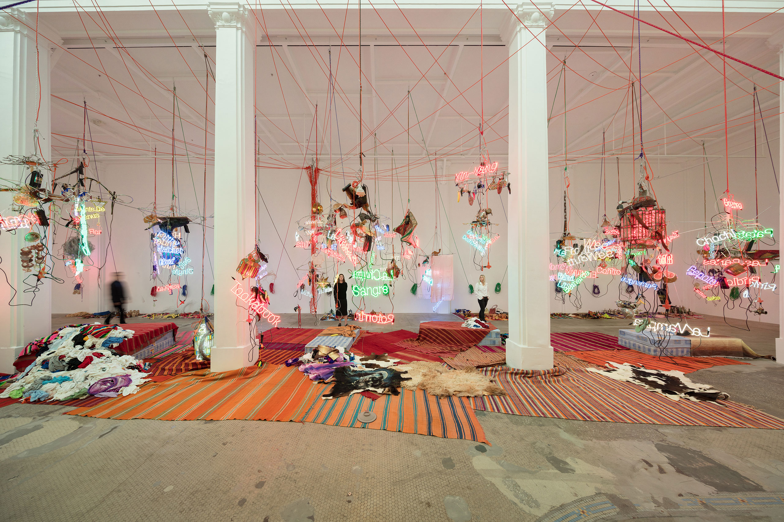 混沌中的诗意的 Jason Rhoades 装置艺术展-11