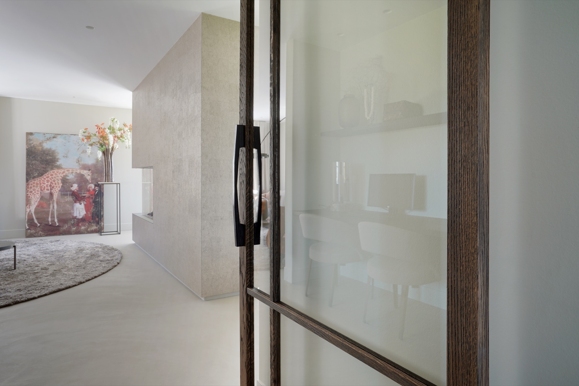 Eiken deuren behandeld met olie in prachtige villa - HOOG.design-11