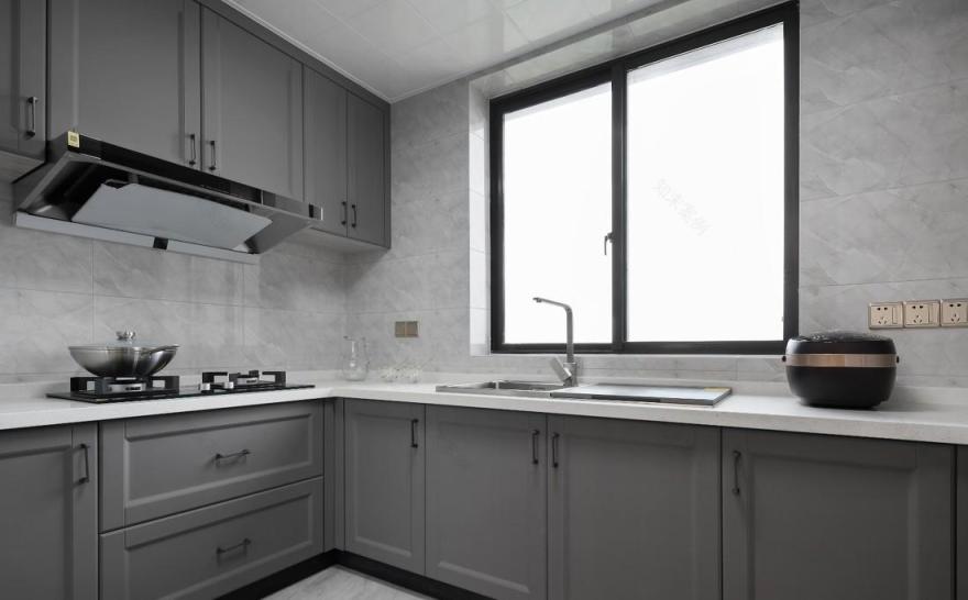 极简空间中的温润原木与神秘美感-14