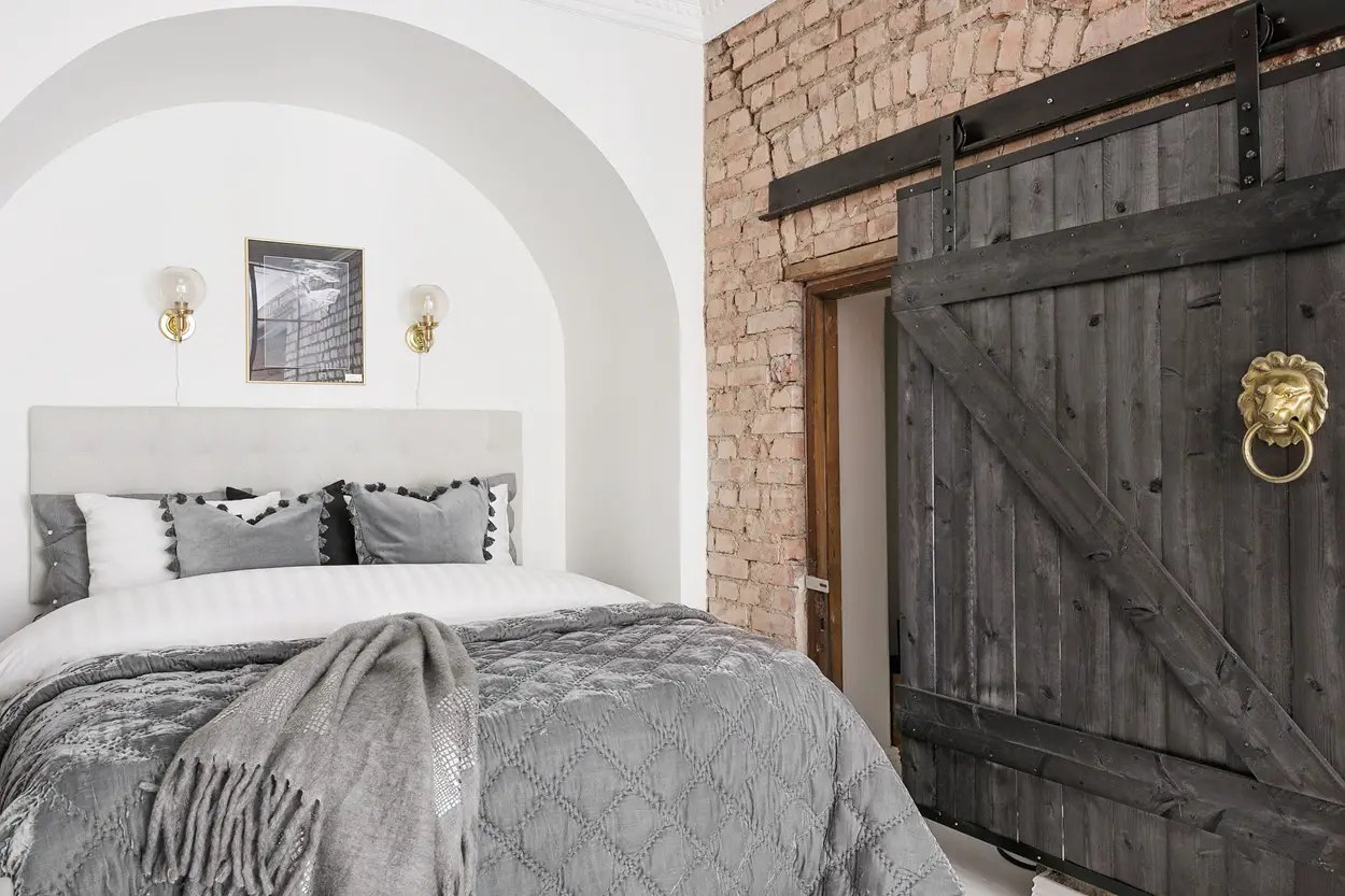 暖色调砖墙为黑白空间增色-11