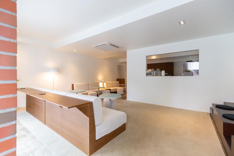 25 坪温暖氛围的白色与木质调咖啡馆设计-5