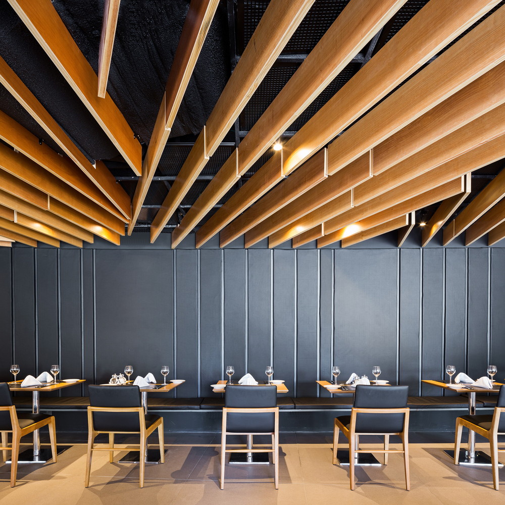 巴西 Norton 餐厅的悬浮木质天花板设计-29