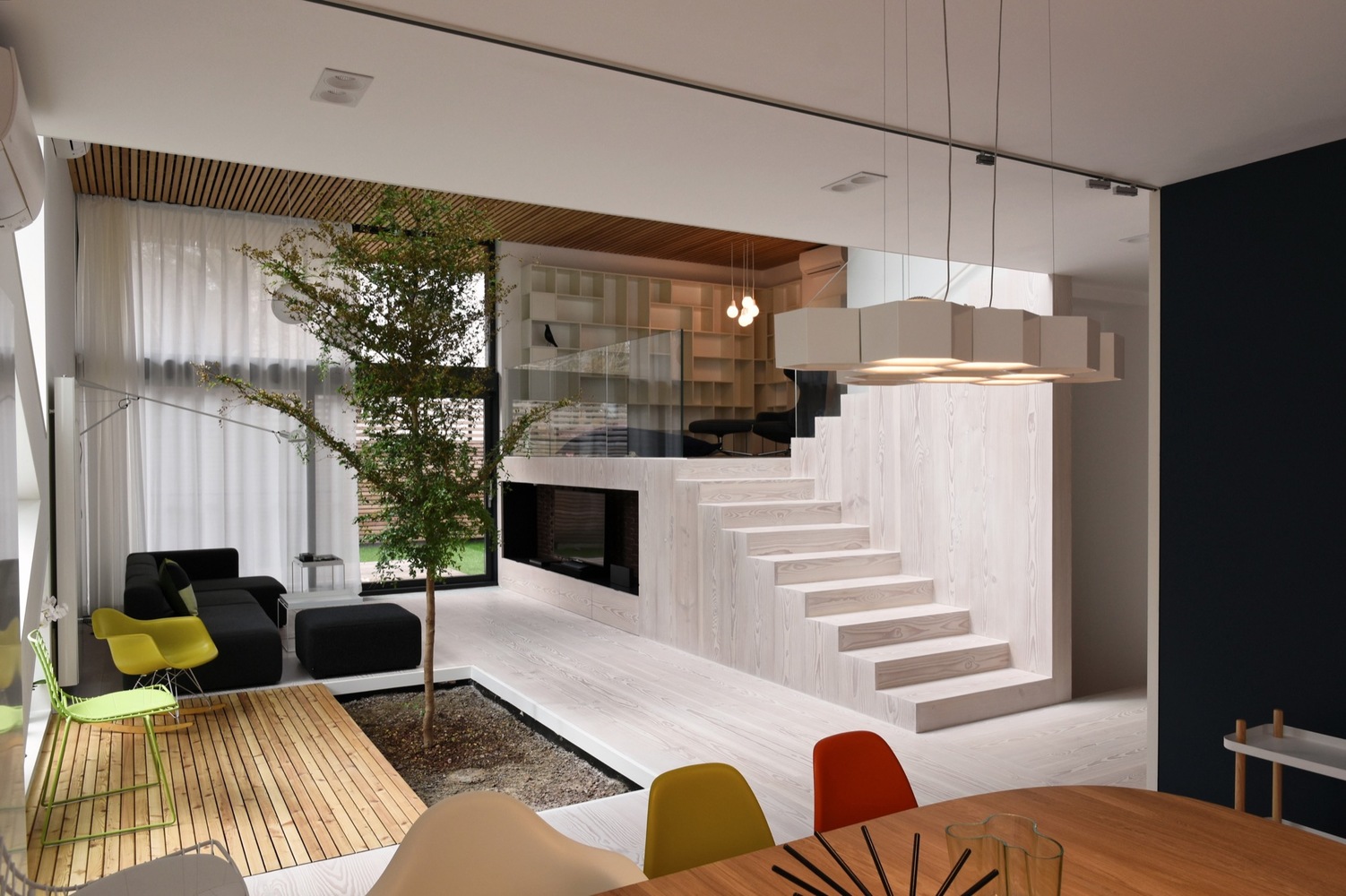 罗马尼亚四口之家垂直住宅，自然材料与光影共舞-48