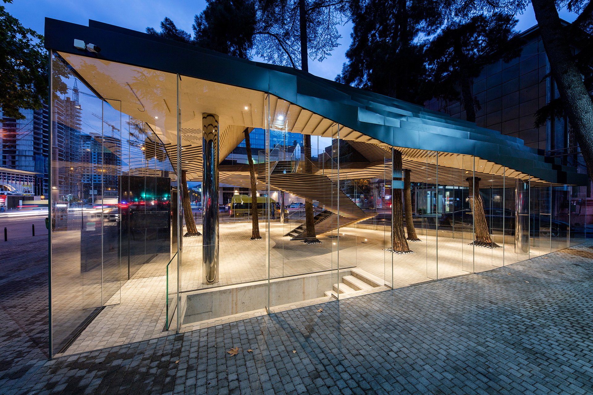 悬浮绿意，模糊边界——Khmaladze 建筑事务所打造零售餐厅空间-18