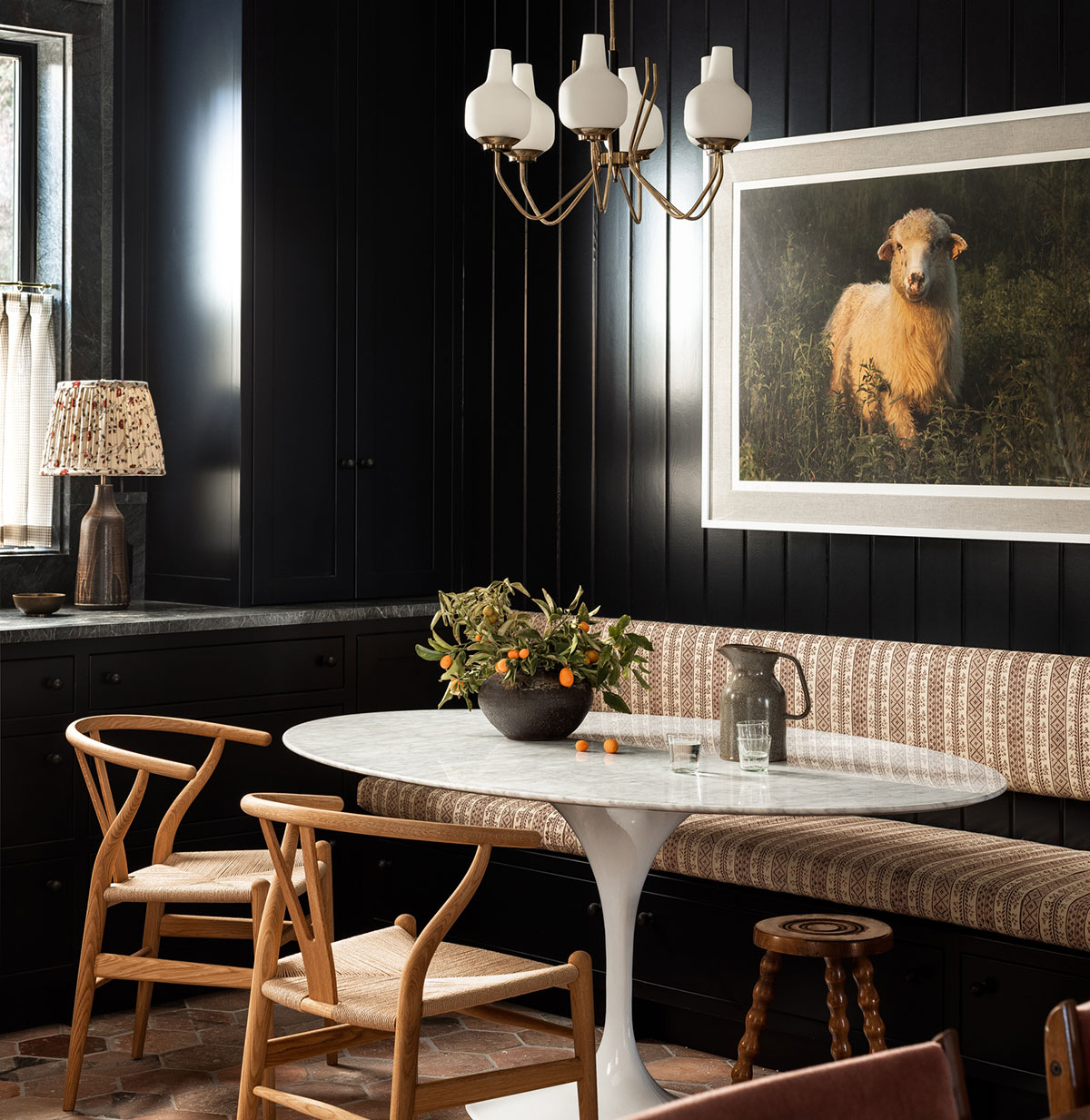 西雅图福克斯岛传统住宅 | 花卉图案与深色对比的完美结合-1