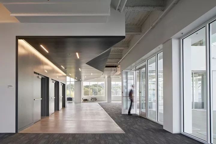 加州布里斯班滨海大道办公大楼室内外改造-28