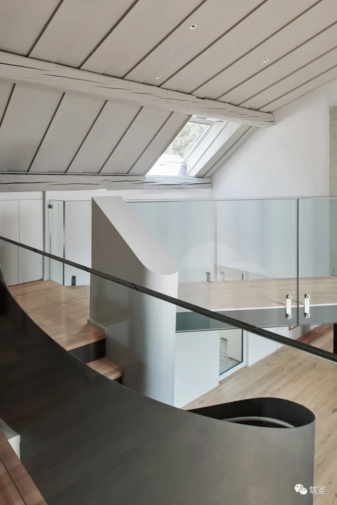 都市水泥森林中的异域极简家居丨国际名师,国际知名设计公司-12