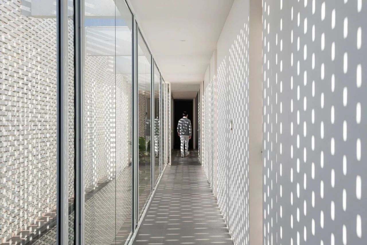 “牛奶蜂巢”屋|White Bricks 住宅丨巴西巴西利亚丨BLOCO Arquitetos-36