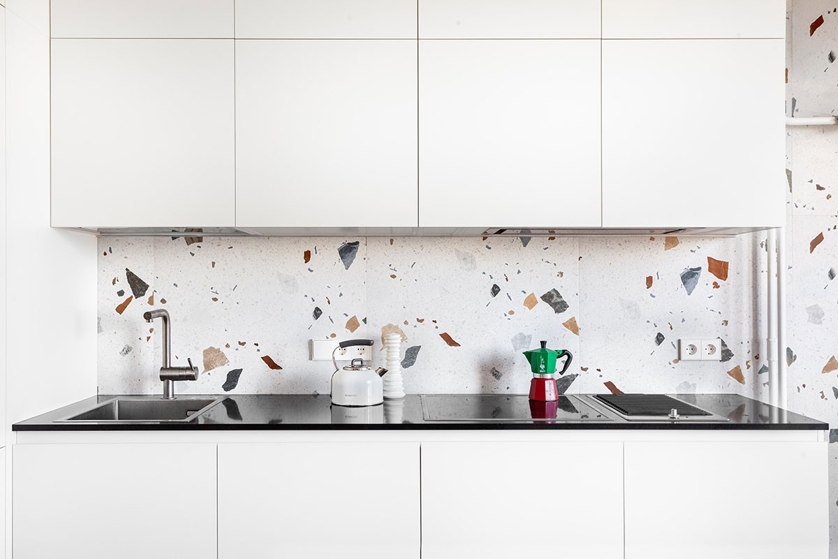 莫斯科 45 平米全白小公寓,玻璃隔出的卧室成亮点-4