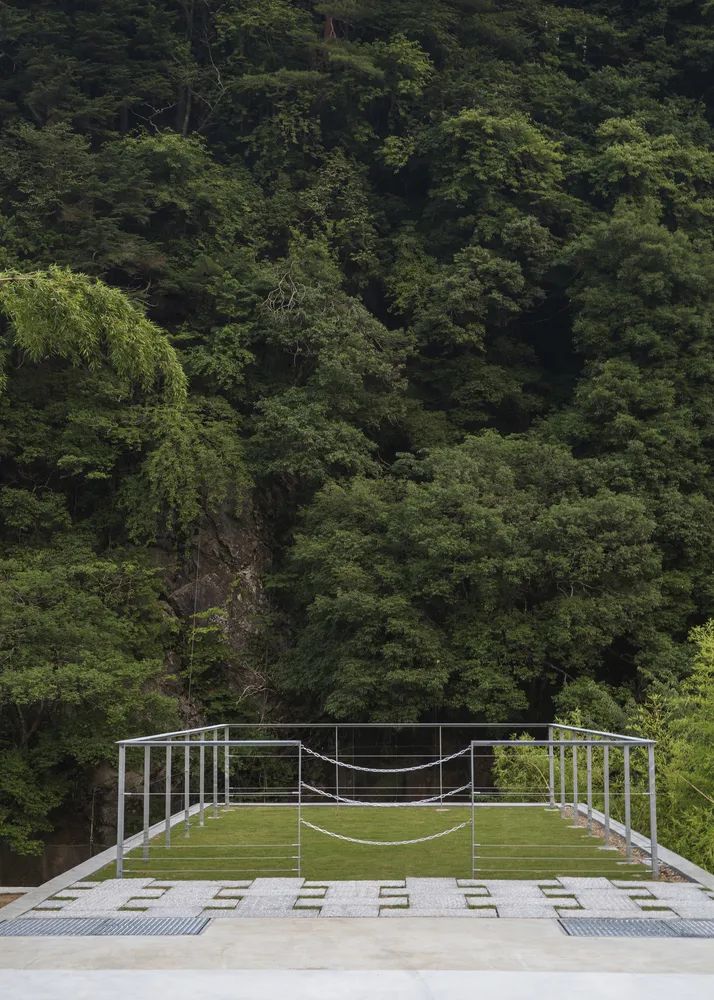 日本山村里的 72 m²混凝土度假别墅-16