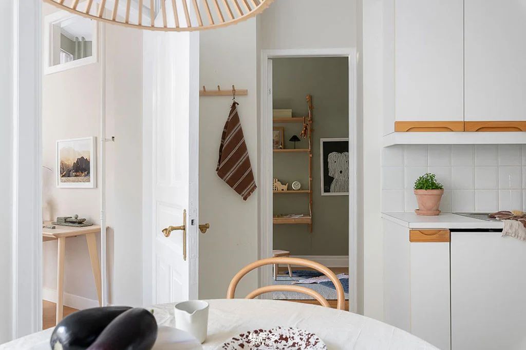 明亮斯堪的纳维亚公寓中的画廊式墙面点亮家居艺术-25