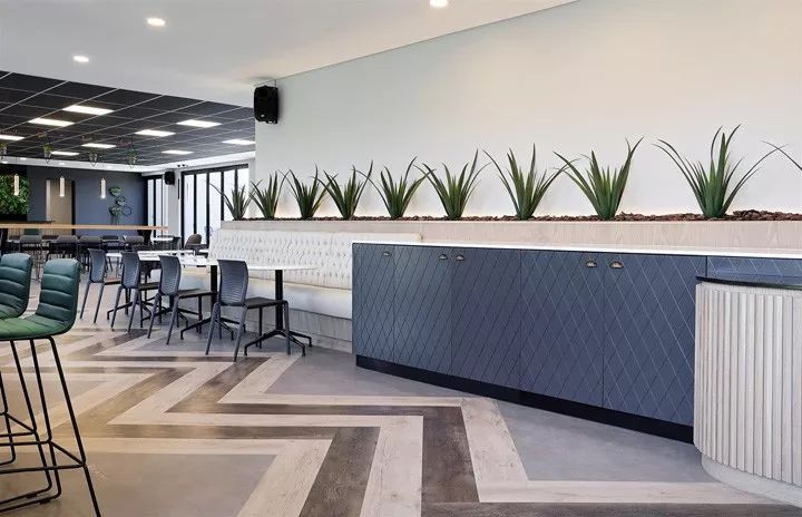 南非约翰内斯堡 Dynamic Technologies 办公室设计 | 活力四溢的多彩空间-21