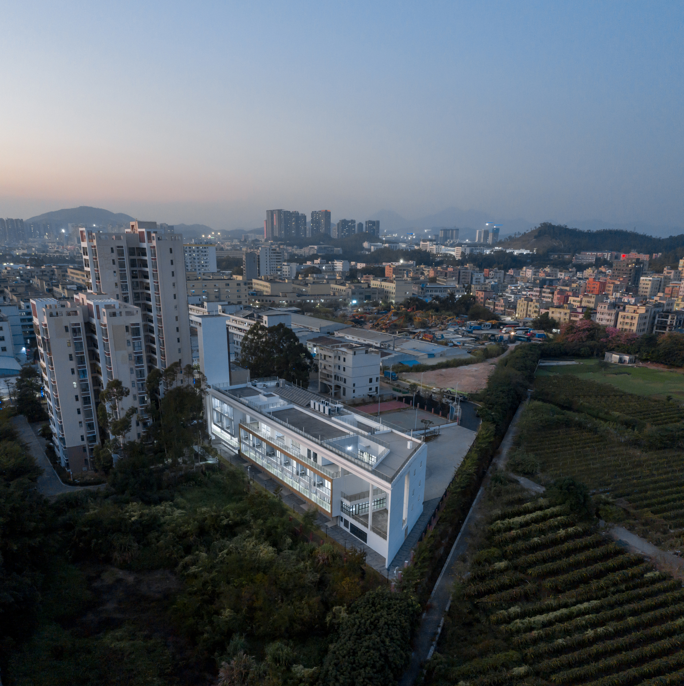 深圳龙东消防站 / 深大建筑设计院“钟中+钟波涛”工作室-4