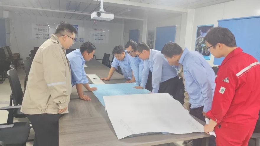 【一线写真】焊花落处,戈壁长出“能源春天”-22