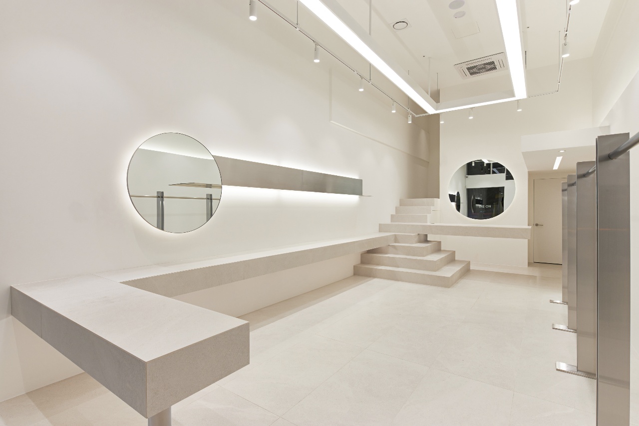 14 平米极简服装店设计 | 舒适现代的空间体验-21