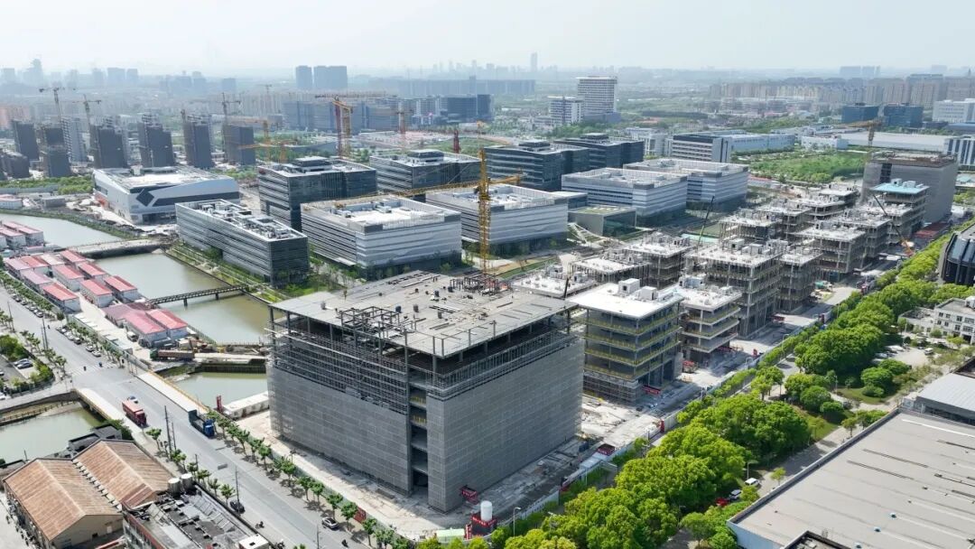 毫米级精度！金谷智能终端制造基地两地块实现钢结构封顶-1