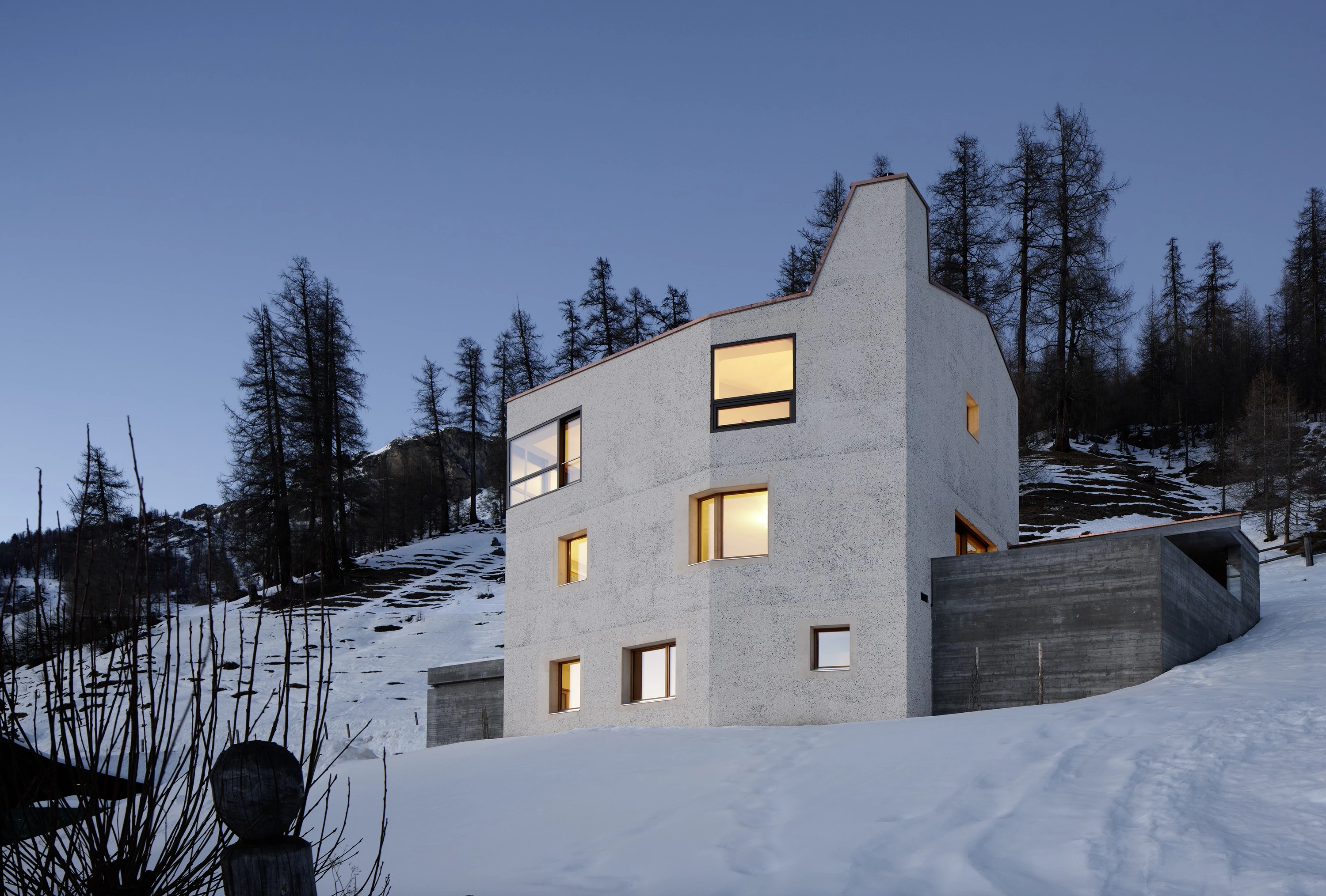 瑞士 Val Monastero 山间混凝土住宅,融入自然景观-14