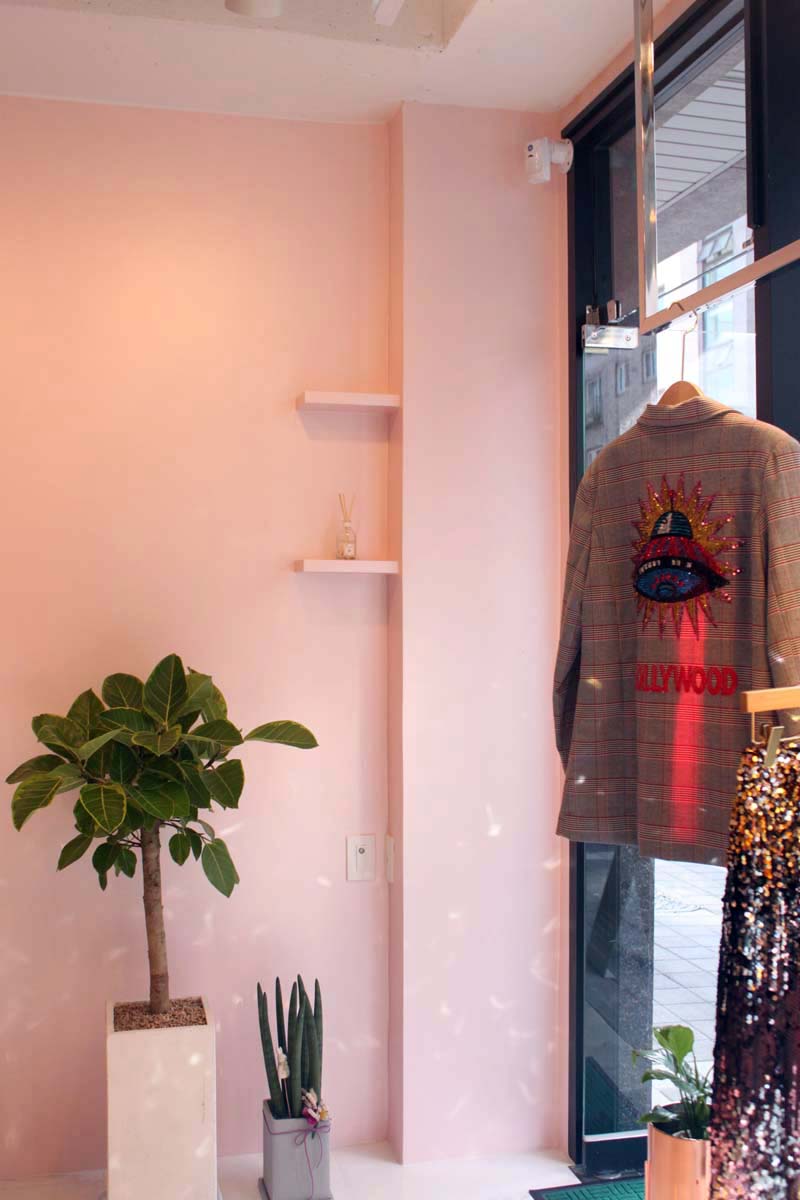 简约时尚的粉金服装店设计-11