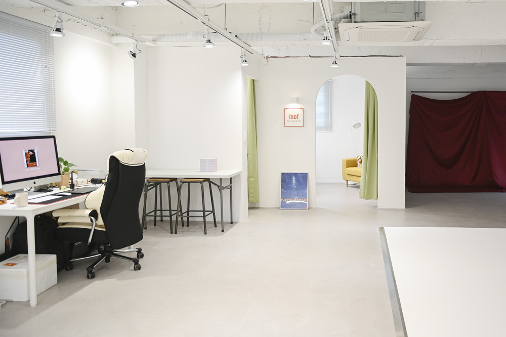 白色极简 30 平米摄影展馆设计-4