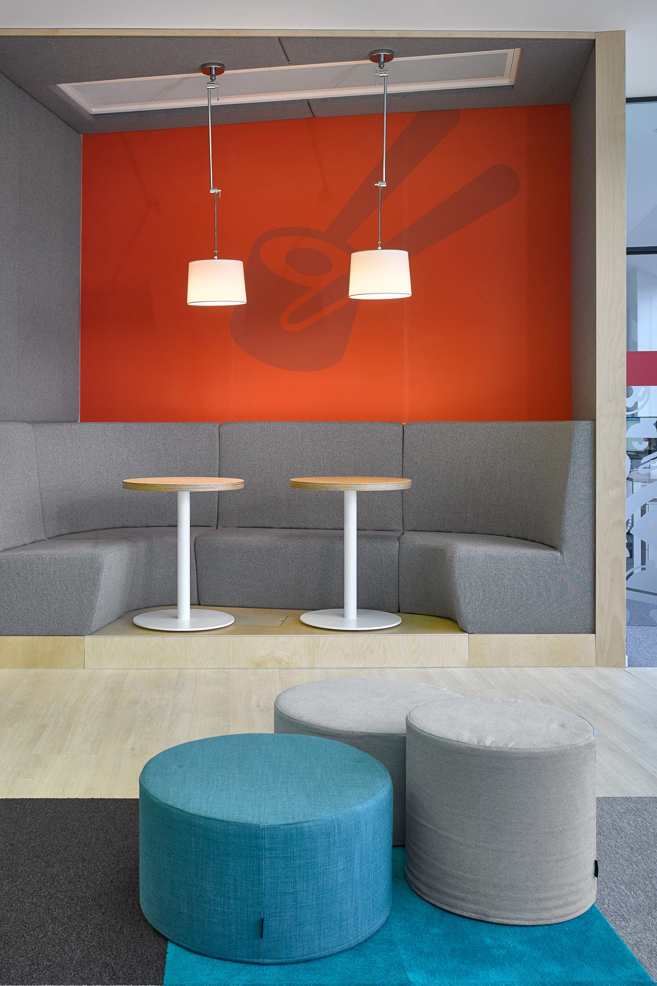 灵活办公空间，美食公司 Dáme jídlo 的年轻创意设计-31