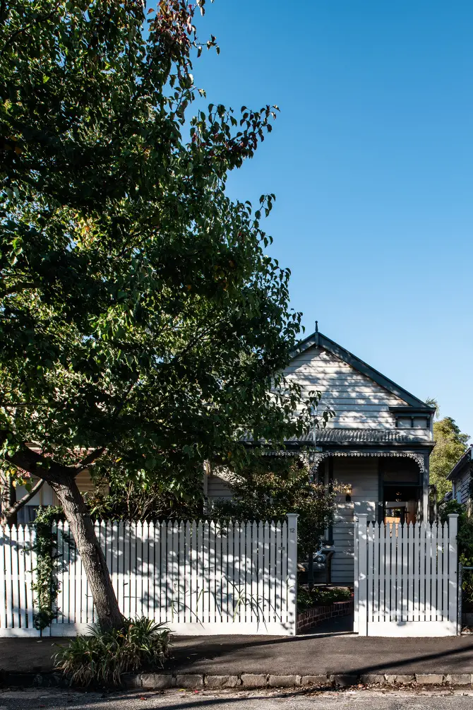 墨尔本的黑色金属小屋 | 极简环保设计惊艳城市景观-28
