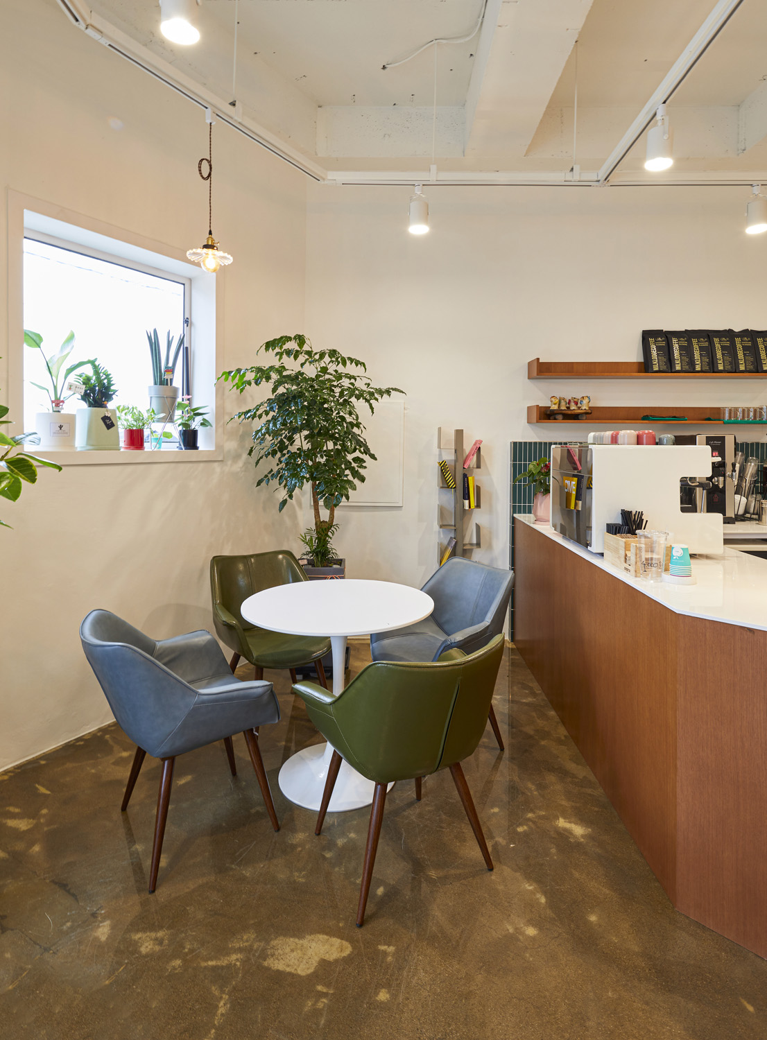 简约风 12 平米咖啡馆设计-11