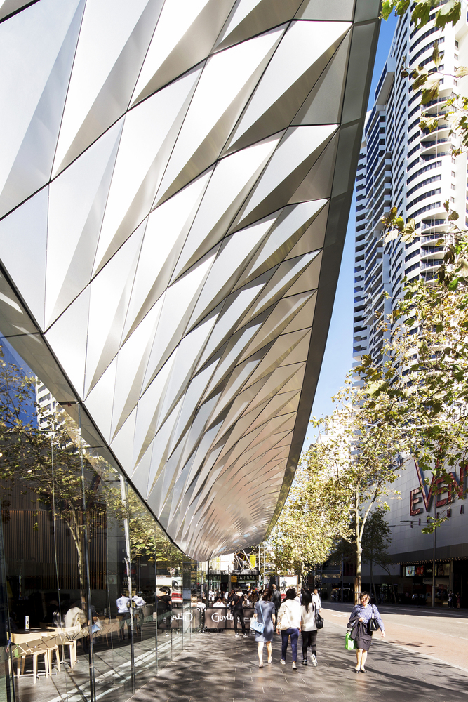 悉尼最繁忙十字路口的折叠铝钻石遮阳篷-35