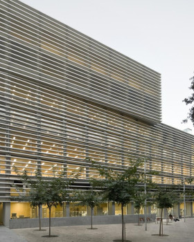 巴塞罗那老城区半透明金属办公楼丨BCQ arquitectura barcelona