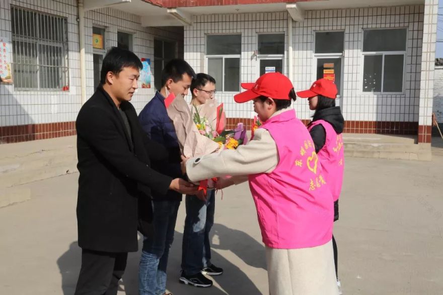 鲜花送雷锋,真心献祖国-28