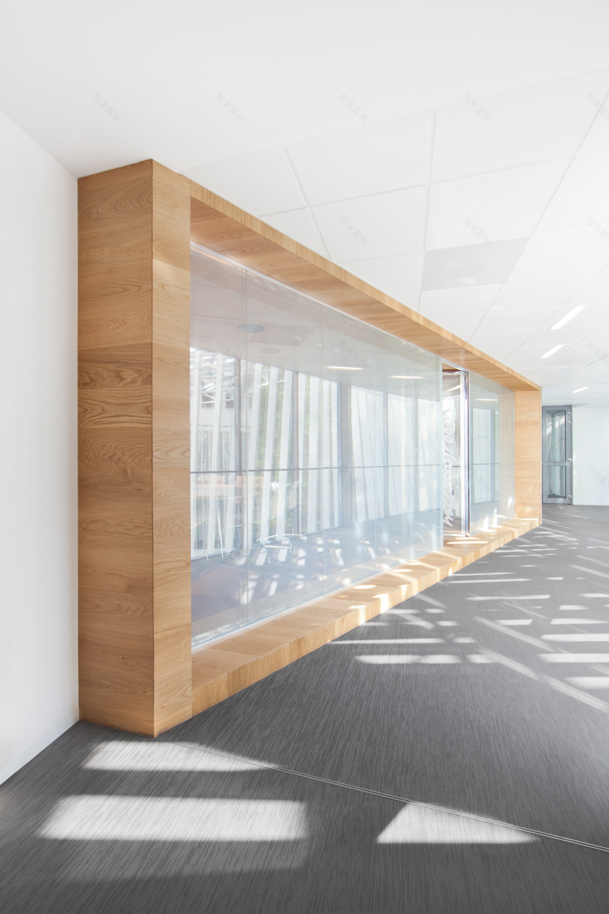 布拉格 KKCG 建筑室内设计 | 垂直花园与自然材料的融合-23