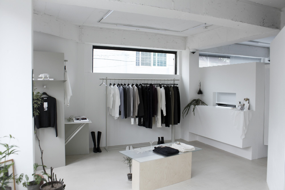 白色时尚迷你家具店设计-2