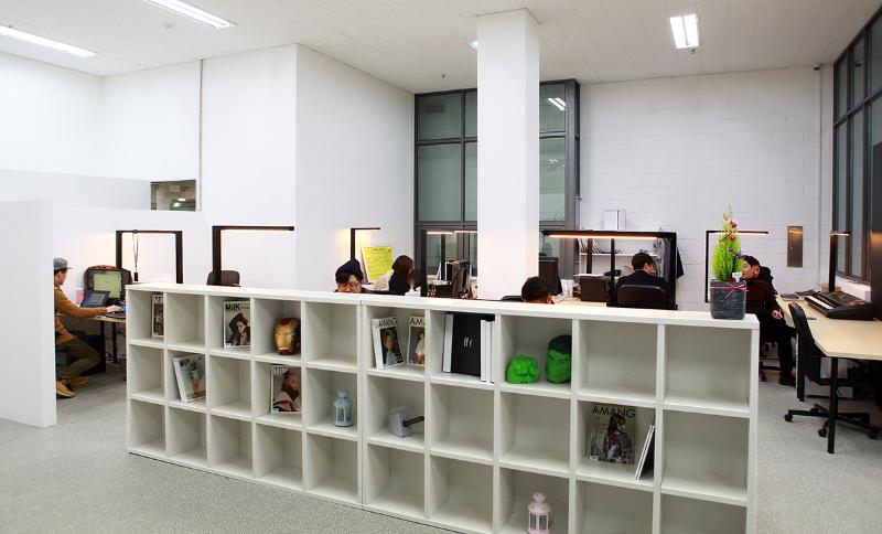 简约白诠释优雅办公空间-8