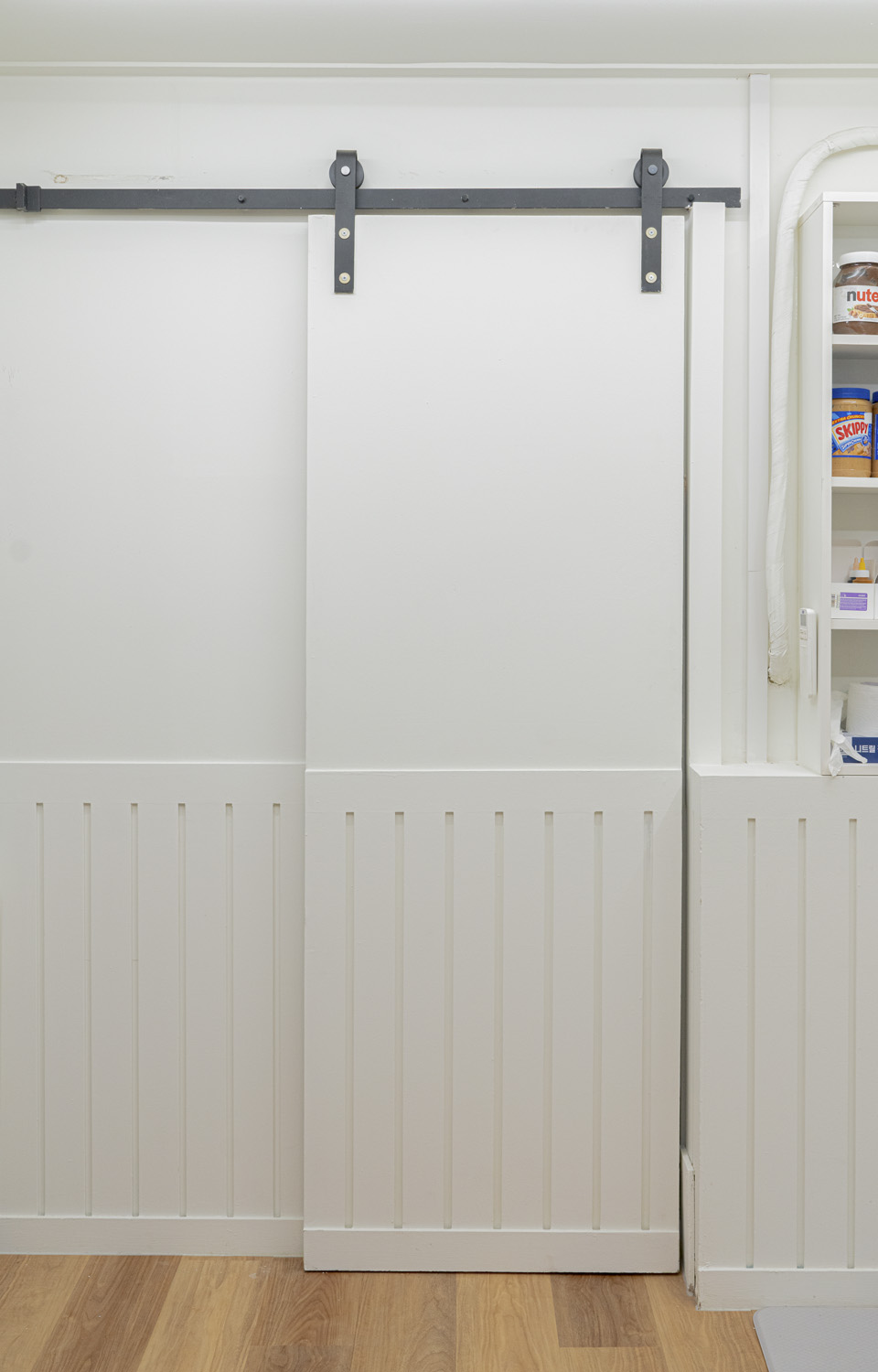 白色与原木的温馨小空间-11